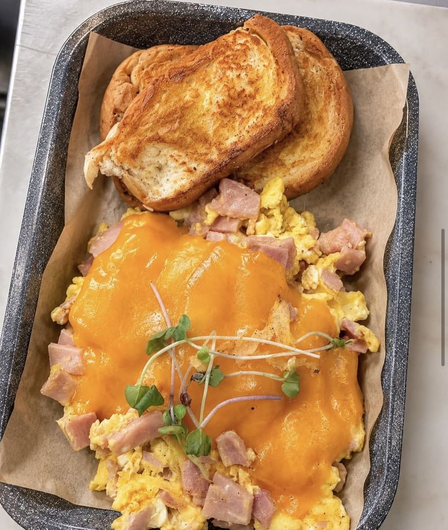 Revoltillo con jamón y queso cheddar, pan tostado